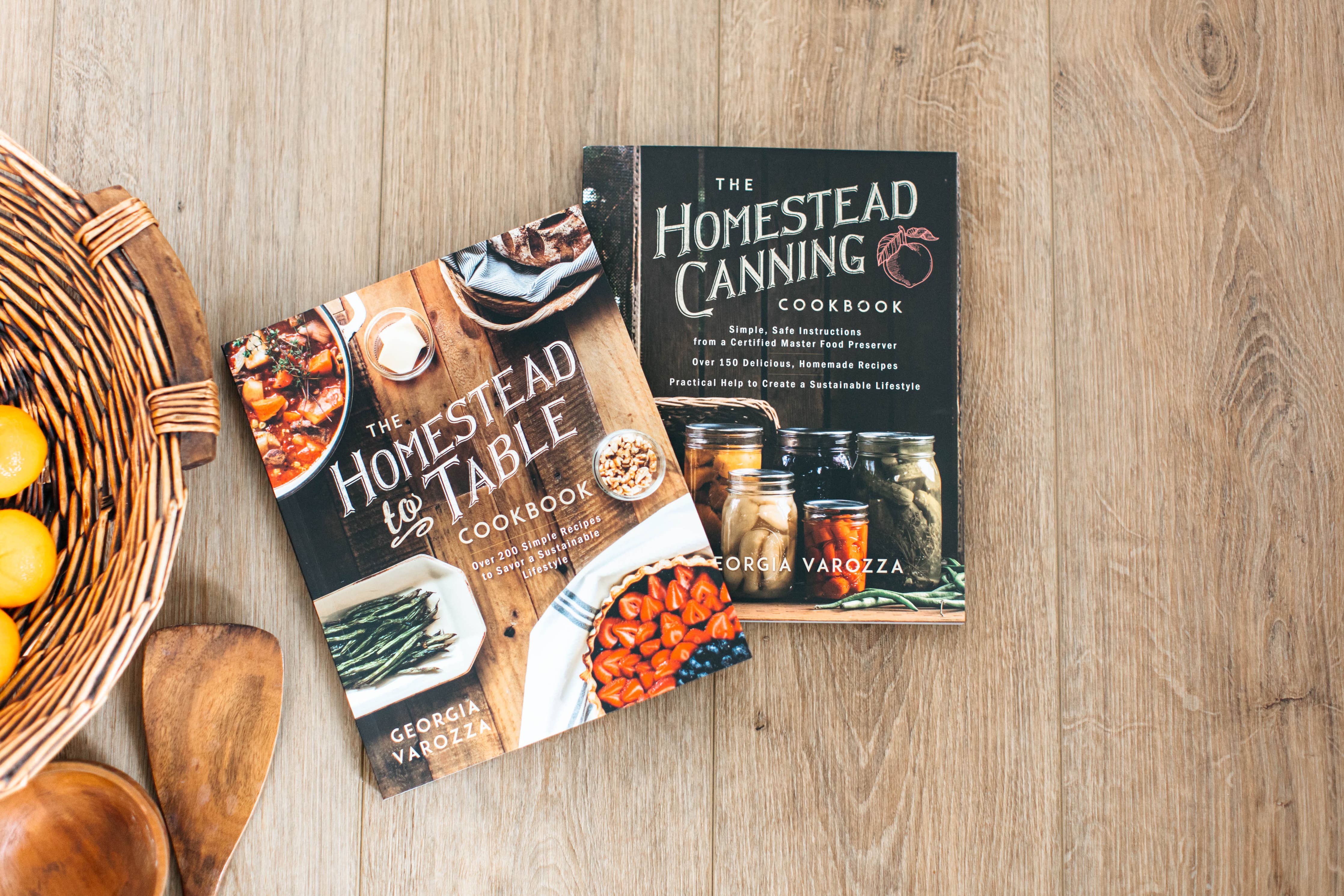 The Homestead Canning Cookbook: Paperback / English
