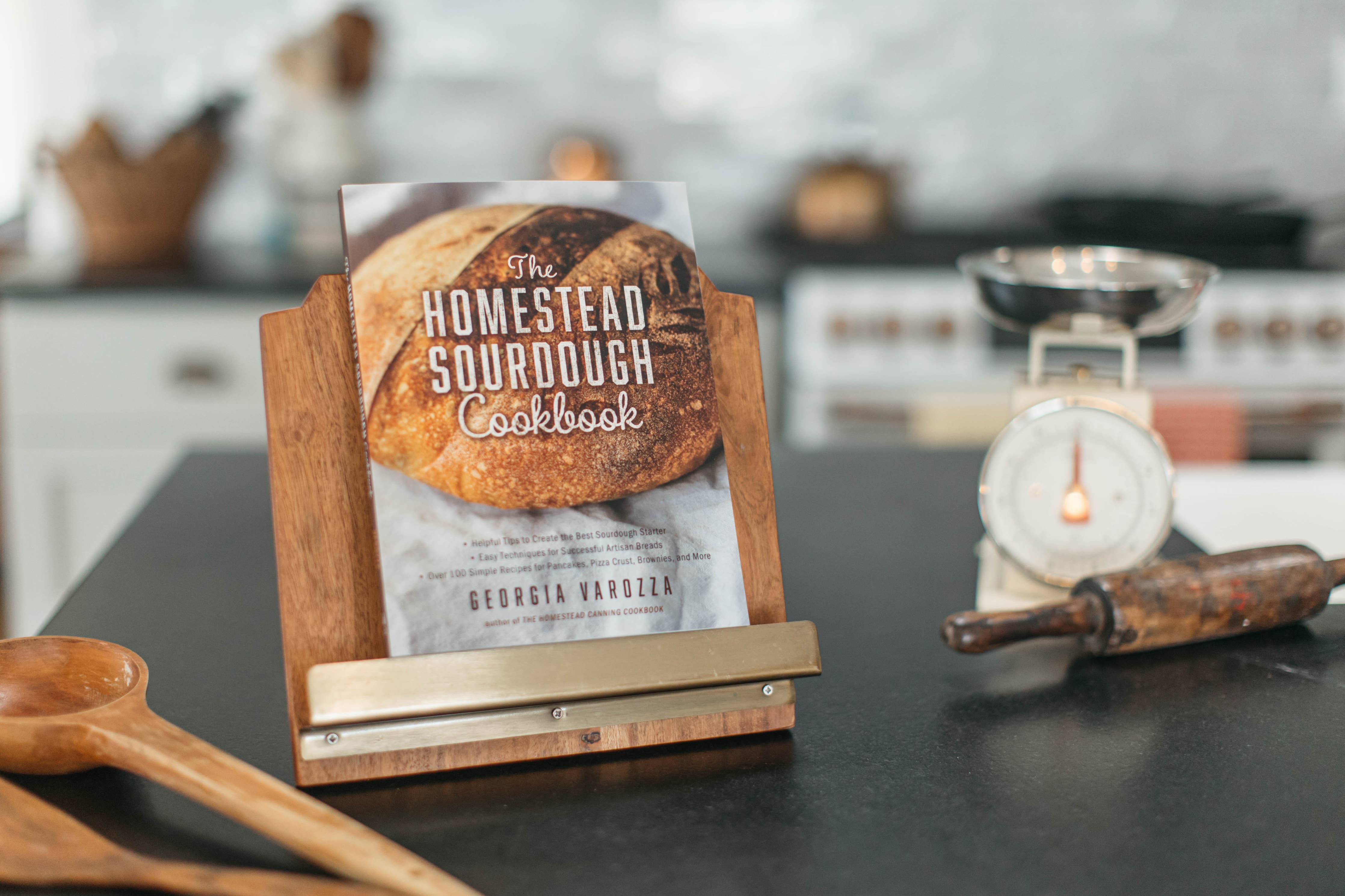 The Homestead Sourdough Cookbook: Paperback / English